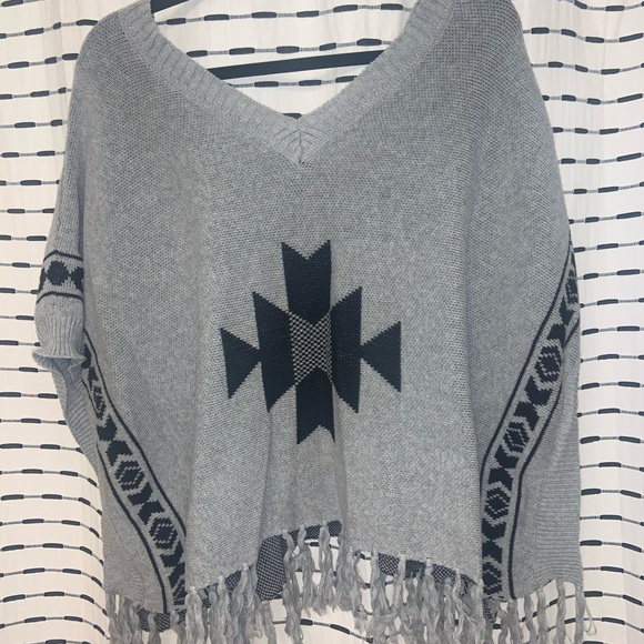 Grey/Black poncho sweater size Large - Picture 1 of 3